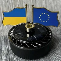 Автомобільний ароматизатор-дифузор “Прапори” на сонячній батареї • Освіжувач повітря в машину з декоративними прапорами України та ЄС для панелі авто