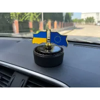 Автомобільний ароматизатор-дифузор “Прапори” на сонячній батареї • Освіжувач повітря в машину з декоративними прапорами України та ЄС для панелі авто