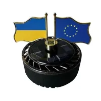 Автомобільний ароматизатор-дифузор “Прапори” на сонячній батареї • Освіжувач повітря в машину з декоративними прапорами України та ЄС для панелі авто