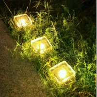 Садовый светильник Ice Cube тёплый белый 10×6×10 см • Уличный LED-фонарь на солнечной батарее для сада, дорожек и ландшафтной подсветки