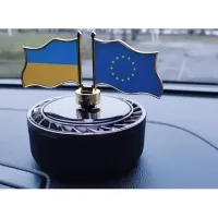 Автомобільний ароматизатор-дифузор “Прапори” на сонячній батареї • Освіжувач повітря в машину з декоративними прапорами України та ЄС для панелі авто